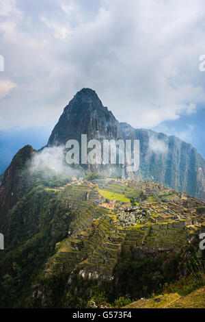 Machu Picchu ist ein 15. Jahrhundert Inkastätte 2.430 Meter über dem Meeresspiegel auf einem Bergrücken über dem Urubamba-Tal befindet sich Stockfoto