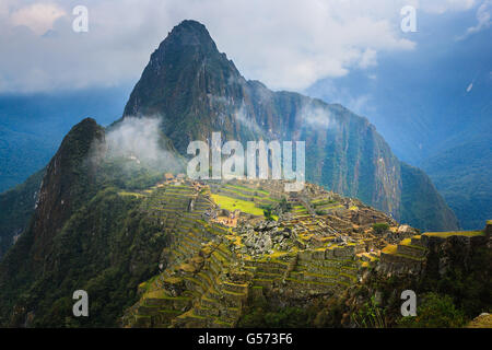 Machu Picchu ist ein 15. Jahrhundert Inkastätte 2.430 Meter über dem Meeresspiegel auf einem Bergrücken über dem Urubamba-Tal befindet sich Stockfoto