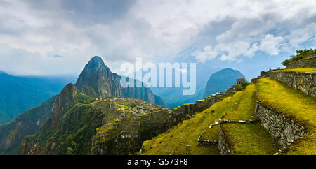 Machu Picchu ist ein 15. Jahrhundert Inkastätte 2.430 Meter über dem Meeresspiegel auf einem Bergrücken über dem Urubamba-Tal befindet sich Stockfoto