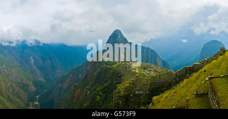 Machu Picchu ist ein 15. Jahrhundert Inkastätte 2.430 Meter über dem Meeresspiegel auf einem Bergrücken über dem Urubamba-Tal befindet sich Stockfoto