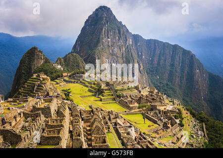 Machu Picchu ist ein 15. Jahrhundert Inkastätte 2.430 Meter über dem Meeresspiegel auf einem Bergrücken über dem Urubamba-Tal befindet sich Stockfoto