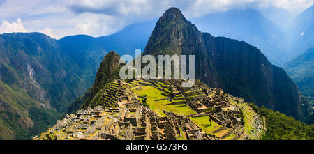 Machu Picchu ist ein 15. Jahrhundert Inkastätte 2.430 Meter über dem Meeresspiegel auf einem Bergrücken über dem Urubamba-Tal befindet sich Stockfoto