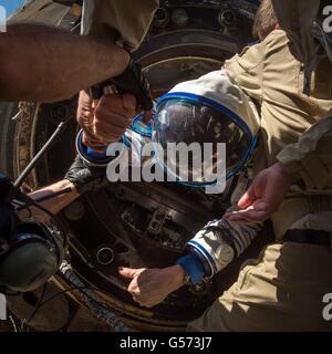 Internationale Raumstation ISS-Expedition 47 Crew Mitglied US-amerikanischer Astronaut Tim Kopra ist aus der russischen Sojus TMA - 19 M Sonde Momente nach der Landung im 18. Juni 2016 in der Nähe von Zhezkazgan, Kasachstan geholfen. Stockfoto