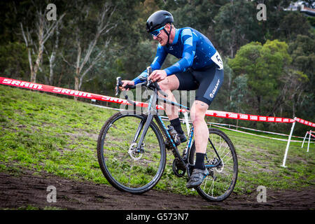 MELBOURNE, Australien - 20 Juni: Wettbewerber konkurrieren in Runde 1 des schmutzigen Taten Cyclocross Serie 2016 Stockfoto