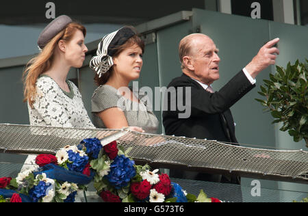 (Links - rechts) Prinzessin Beatrice, Prinzessin Eugenie und der Herzog von Edinburgh, während des zweiten Tages des Epsom Derby Pferderennens Festival, in Epsom in Surrey während der Queen's Diamond Jubilee Feiern. DRÜCKEN Sie VERBANDSFOTO. Bilddatum: Samstag, 2. Juni 2012. Siehe PA Geschichte ROYAL Jubilee. Bildnachweis sollte lauten: Steve Parsons/PA Wire Stockfoto