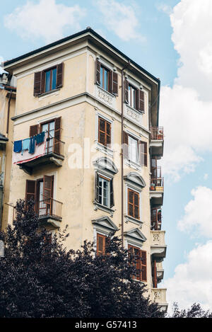 Eine typische italienische Hausfassade mit offenen Fenstern und Balkonen in Turin Stockfoto
