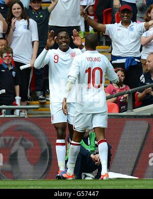 Der englische Danny Welbeck (links) feiert mit Teamkollege Ashley Young danach Erzielte das erste Tor seines Spielers Stockfoto