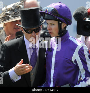 Trainer Aidan O'Brien (links) spricht mit seinem Sohn und Jockey Joseph O'Brien während des Investec Derby Day des Investec Derby Festivals auf der Rennbahn Epsom. Stockfoto