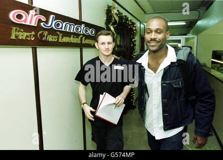 Channel Four Gameshow Big Brother-Kandidat Darren Ramsey mit dem Reporter der Pressevereinigung Paul Simms am Flughafen Manley in Kingston Jamaica, nachdem Ramsay die erstklassige Lounge für einen Flug nach London verlassen hat. *... Ramsay gab seine Rolle als Botschafter des guten Willens für die christliche Wohltätigkeitshilfe in Jamaika auf, Stunden bevor er am Welt-Aids-Tag eine Rede halten sollte. Der 23-jährige Vater von drei Kindern flog früh von einer viertägigen Mission nach Hause, um sich über Erschöpfung zu beschweren, zum Zorn der Wohltätigkeitsarbeiter. Stockfoto