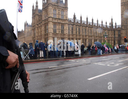 Auf der Westminster Bridge, London, versammeln sich Menschenmassen vor dem Beginn des Diamond Jubilee River-Festzugs. Stockfoto