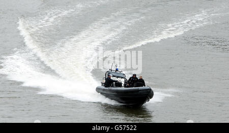 Ein Polizeiboot in der Nähe der Tower Bridge an der Themse in London, vor dem Beginn der Diamond Jubilee River Parade. Stockfoto