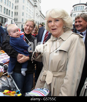 Die Herzogin von Cornwall nimmt am 'Big Jubilee Lunch' in Piccadilly, London, vor dem Diamond Jubilee River Pageant Teil. Stockfoto