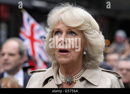 Die Herzogin von Cornwall nimmt am 'Big Jubilee Lunch' in Piccadilly, London, vor dem Diamond Jubilee River Pageant Teil. Stockfoto