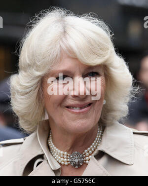 Die Herzogin von Cornwall nimmt am 'Big Jubilee Lunch' in Piccadilly, London, vor dem Diamond Jubilee River Pageant Teil. Stockfoto