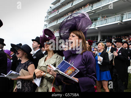 Pferderennen - Investec Derby Festival - Tag Zwei - Investec Derby Day - Epsom Racecourse. Rennfahrer feuern ihre Pferde während eines Rennens an Stockfoto