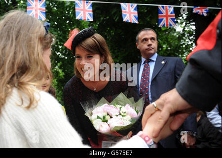 Prinzessin Eugenie besucht im Rahmen der Feierlichkeiten zum Diamantenjubiläum ein großes Jubilee-Mittagessen in der All Saints Church, Fulham, London. Stockfoto