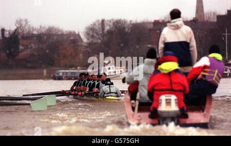 Ruderer von der Cambridge University fahren an der Themse, am Putney Embankment in London, um an den Versuchen teilzunehmen, um im Team für das nächste Jahr des University Boat Race gegen Oxford anzutreten. Stockfoto