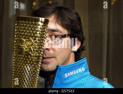 Colin Murray feiert das Tragen der olympischen Flamme mit seinen Mitstreitern der nordirischen Fackelträger im Namen von Samsung - einem Presenting Partner des London 2012 Olympic Fackel Relay, Belfast. DRÜCKEN Sie VERBANDSFOTO. Bilddatum: Mittwoch, 6. Juni 2012. Samsung - ein Presenting Partner des London 2012 Olympic Fackel Relay. Samsung lädt alle ein, mit dem Samsung Hope Relay im Geiste der Olympischen Spiele teilzunehmen. Um teilzunehmen, laden Sie die App herunter oder suchen Sie nach 'Samsung Hope Relay'. Bildnachweis sollte lauten: Liam McBurney/PA Wire Stockfoto