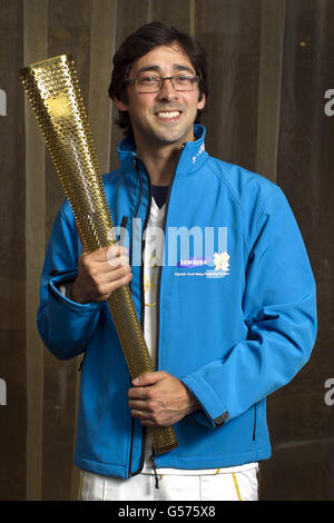 Colin Murray feiert das Tragen der Olympischen Flamme mit seinen nordirischen Fackelträgern im Namen von Samsung - einem Presenting Partner des Olympischen Fackellaufs 2012 in London, Belfast. Stockfoto