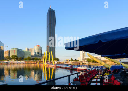 DC Tower 1, Donaucity, Restaurant Bereichen die versunkene Stadt (vorne) und Copa Cagrana an der neuen Donau, Wien, Vienna, Austria, Wien, 22. Stockfoto