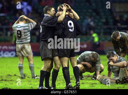 Oxford voller Rücken Nicholsh feiert mit Scrum Half und Kapitän Ewan Weston (Nr. 9) nach dem Sieg über Cambridge während des 119. Varsity-Spiels zwischen Oxford und Cambridge für den Bowring Bowl in Twickenham. Stockfoto