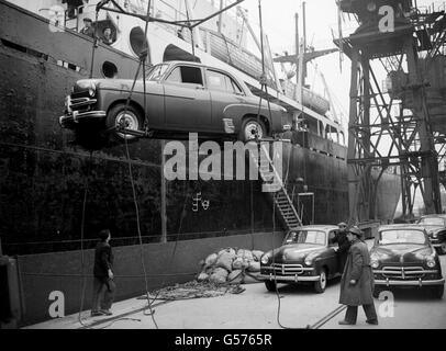 PA Library Photo vom 10. April 1953 : Vauxhall Velox und Wyvern Modelle werden an Bord der Cunarder Vandalia in Surrey Commercial Docks, London, für Kanada, geladen. * 13/12/2000 der Motorriese Vauxhall verblüffte die Branche, indem er die Einstellung der Automobilproduktion in seinem Werk in Luton, Bedfordshire, ankündigte. Eines seiner britischen Werke mit dem Verlust von 2,000 Arbeitsplätzen, ein Fünftel seiner Belegschaft. Siehe PA Story INDUSTRY Vauxhall. PA-Foto Stockfoto