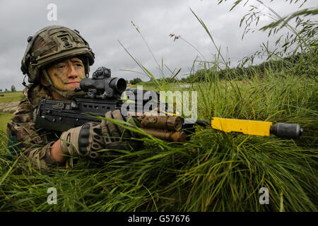 Ein britischer Soldat mit dem 3. Bataillon Fallschirmjäger-Regiment während Angriff Trainingssimulationen in Swift Antwort 16 Übung auf dem Truppenübungsplatz Hohenfels 17. Juni 2016 in Hohenfels, Deutschland. SWIFT Antwort 16 umfasst mehr als 5.000 Soldaten und Piloten aus Belgien, Frankreich, Deutschland, Großbritannien, Italien, den Niederlanden, Polen, Portugal, Spanien und den Vereinigten Staaten. Stockfoto