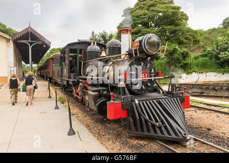 Tiradentes, Brasilien, 30. Dezember 2015: Alte kann Rauchen Zug in Tiradentes, eine koloniale Unesco-Weltkulturerbe-Stadt. Stockfoto
