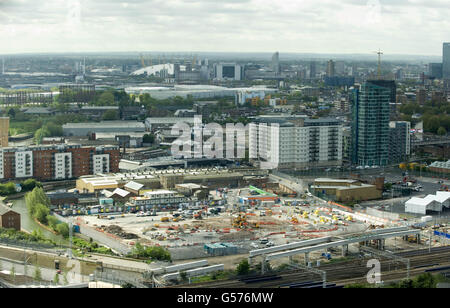 Vorbereitungen für London 2012. Blick vom neu fertiggestellten Arcelor Mittal Orbit auf den Olympiapark London 2012 Stockfoto