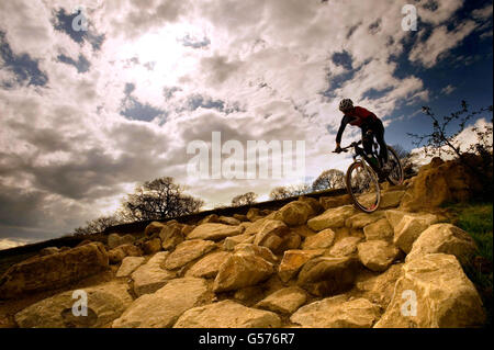 Großbritannien Radsportteam-Mitglied Liam Kileen testet das neue Rock Garden-Hindernis auf der Mountainbike-Strecke auf der Hadleigh Farm, Essex, in einem Testevent vor der diesjährigen Olympiade Stockfoto