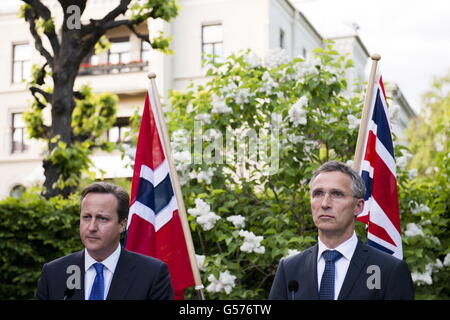 Norwegens Premierminister Jens Stoltenberg und der britische Premierminister David Cameron beantworten Fragen während einer Pressekonferenz im Garten der Residenz des norwegischen Ministerpräsidenten in Oslo, Norwegen. Stockfoto