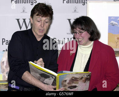 Sir Paul McCartney signiert ein Exemplar seines Buches „Paul McCartney Paintings“, bei Waterstones in Piccadilly für die Beatles-Fan Katarina Brylska aus Polen. Das Buch enthält über 80 Reproduktionen von mehreren hundert Leinwänden, die er seit Beginn seiner Malerei geschaffen hat. *... in den frühen 1980er Jahren. Stockfoto