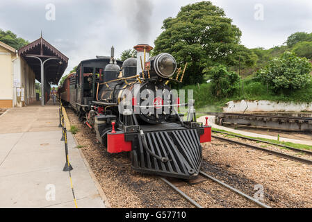 Tiradentes, Brasilien, 30. Dezember 2015: Alte kann Rauchen Zug in Tiradentes, eine koloniale Unesco-Weltkulturerbe-Stadt. Stockfoto