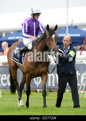 Pferderennen - Investec Derby Festival - Erster Tag - Investec Ladies' Day - Epsom Racecourse. Wurde von Jockey Seamie Heffernan geritten, wird vor dem Posten bei Investec Oaks geführt Stockfoto