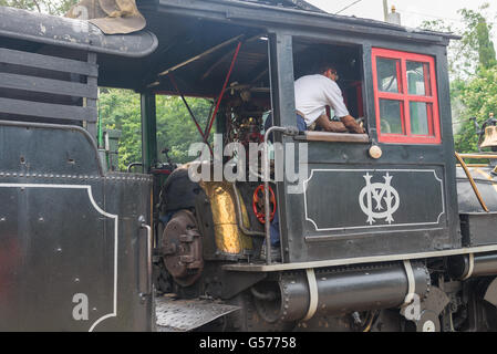 Tiradentes, Brasilien, 30. Dezember 2015: Alte kann Rauchen Zug in Tiradentes, eine koloniale Unesco-Weltkulturerbe-Stadt. Stockfoto