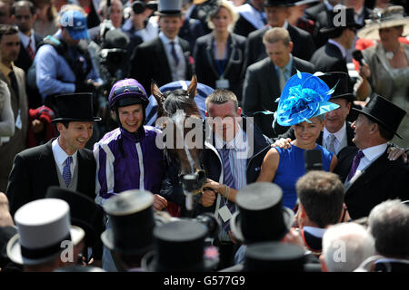 Jockey Joseph O'Brien (2. Links) Und siegreiche Verbindungen posieren mit St. Nicholas Abbey (Mitte) nach Den Diamond Jubilee Coronation Cup gewinnen Stockfoto