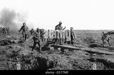 Nach einem Angriff des XIV (Irischen) Korps auf bayerische Einheiten, die Ginchy während der Schlacht an der Somme halten, tragen deutsche Gefangene britische Verwundete in ihre Schützengräben zurück. Stockfoto