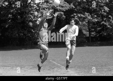 Die englischen Torhüter Peter Shilton (l) und Gordon Banks (r) trainieren gemeinsam in Roehampton vor dem Heimspiel gegen Schottland am 22. Mai 1971. Stockfoto