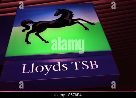 Die Lloyds TSB Bank Black Horse Logo vor einer Filiale im Zentrum von London. Lloyds TSB's geplante Übernahme von Abbey National hat einen Schritt nach vorn getan, nachdem es dem Office of Fair Trading Details des geplanten Deals vorgelegt hat. * die Gruppe, die gatecrashed Abbey Pläne mit der Bank of Scotland mit einem unaufgefordert Übernahme Ansatz verschmelzen, sagte, die Details wurden eingereicht. *11/12/03: Hunderte von Arbeitern beim Bankengiganten Lloyds TSB begannen, über die Frage zu stimmen, ob sie aus Protest gegen die Schließung eines Call Centers streiken sollten. Die Mitglieder von Unifi werden in den nächsten Wochen als Teil einer Gewerkschaft an die Abstimmung teilnehmen Stockfoto