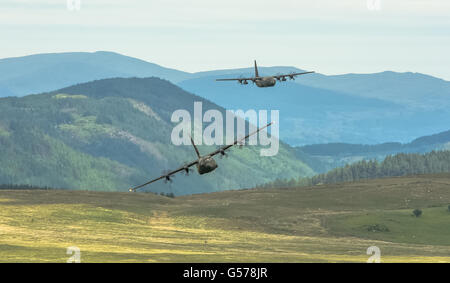 Königliche Luftwaffe Herkules niedrigen Flugausbildung in Wales Stockfoto