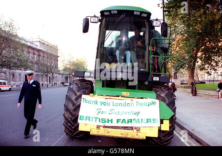 Ein Traktor auf dem Weg nach Whitehall zur Downing Street. Es war Teil der Kraftstoffproteste in London heute, die den Westway in West-London blockierten. *die Polizei versuchte, Lastkraftwagen aus dem Zentrum Londons auszuschließen, aber die Demonstranten machten sich zu Fuß auf den Weg zu einer Kundgebung in der Speakers' Corner im Hyde Park. Stockfoto