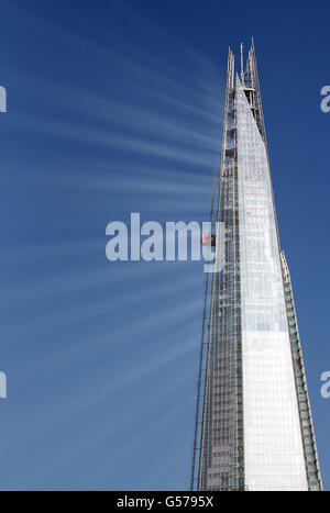 Während die Bauarbeiten am Shard in London fortgesetzt werden, reflektiert sich das Sonnenlicht. Stockfoto