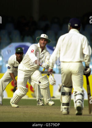 Der englische Graham Thorpe (Mitte) macht sich mit seinem Schlagpartner Craig White (rechts) auf den Weg zu einem Lauf während der Nachmittagssitzung des zweiten Spieltages des ersten Testspiels zwischen England und Pakistan in Lahore. Stockfoto