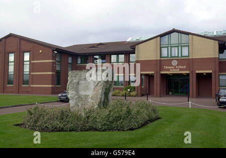 Die Thomas Telford School, Shropshire, wurde das zweite Jahr in Folge in den offiziellen Ligatabellen der GCSEs zur führenden Gesamtschule Englands ernannt.100 % der Schüler bestanden ihre GCSEs und erreichten in den Klassen A bis C fünf oder mehr. * die Leistung, Nach einem erfolgreichen Appell eines Schülers, der zunächst in einem Fach mit einem D ausgezeichnet wurde, konnte die Schule die GCSE-Ligatabellen nach zwei Gymnasien auf den dritten Platz aufbrüllen. Im vergangenen Jahr wurde es 89. In den Tabellen, wenn 99% seiner Studenten erhielten fünf gute GCSEs. Stockfoto