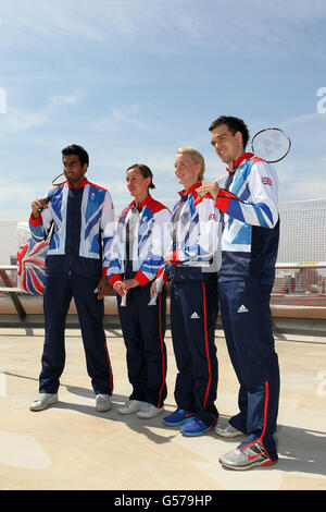 Der britische (von links nach rechts) Rajiv Ouseph, Susan Egelstaff, Imogen Bankier und Chris Adcock sind als Mitglieder des GB-Badminton-Teams benannt, das bei den Olympischen Spielen 2012 während einer Fotoanspielung an der Londoner Börse in London antreten wird. Stockfoto