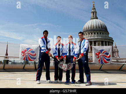 Der britische (von links nach rechts) Rajiv Ouseph, Susan Egelstaff, Imogen Bankier und Chris Adcock sind als Mitglieder des GB-Badminton-Teams benannt, das bei den Olympischen Spielen 2012 während einer Fotoanspielung an der Londoner Börse in London antreten wird. Stockfoto