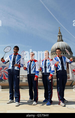 Der britische (von links nach rechts) Rajiv Ouseph, Susan Egelstaff, Imogen Bankier und Chris Adcock sind als Mitglieder des GB-Badminton-Teams benannt, das bei den Olympischen Spielen 2012 während einer Fotoanspielung an der Londoner Börse in London antreten wird. Stockfoto