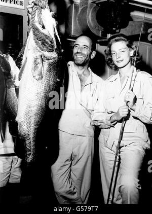 Der amerikanische Schauspieler Humphrey Bogart und seine Schauspielerin Frau Lauren Bacall mit einem Nile Barch, den er in seinem neuen Film "The African Queen" vor Ort in Afrika für Außenszenen einfing. Stockfoto