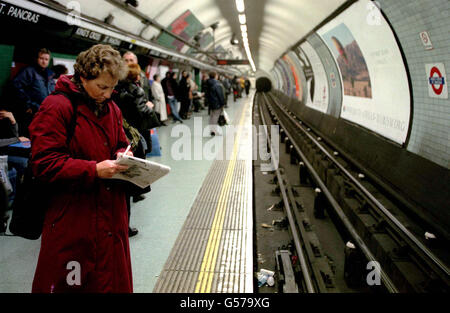 Passagiere in der U-Bahn. Passagiere auf dem Bahnsteig an der U-Bahnstation Kings Cross St Pancras. Stockfoto