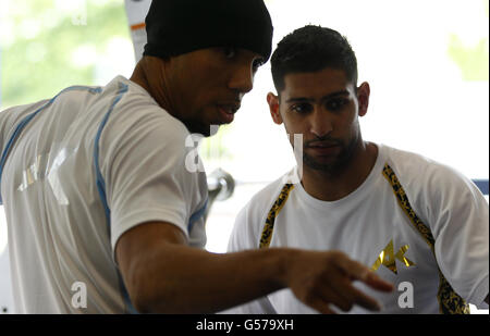 Boxen - Amir Khan Media Work Out - David Lloyd Center. Boxer Amir Khan mit Conditioner Ruben Taberes während eines Medientrainings im David Lloyd Center, Bolton. Stockfoto